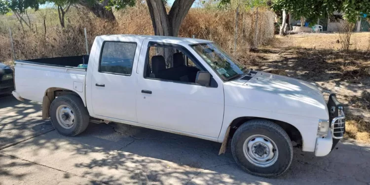 Camioneta Nissan tipo Estaquitas, color blanco con placas RY72832 de Oaxaca y tumba-burros frontal, robada en la Avenida 5 de Febrero.