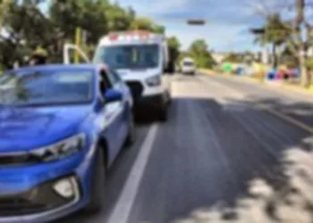 La conductora de un vehículo azul fue la responsable del accidente.