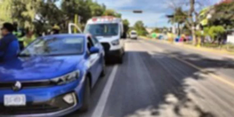 La conductora de un vehículo azul fue la responsable del accidente.