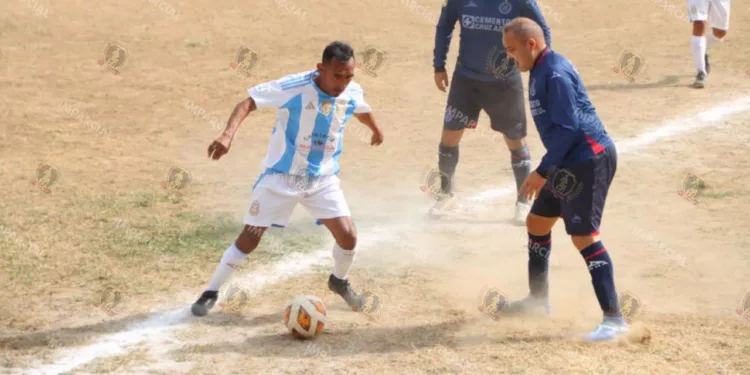 Fotos: Leobardo García Reyes // Este sábado se celebra el cuadrangular de futbol de veteranos en el campo de Ixcotel.