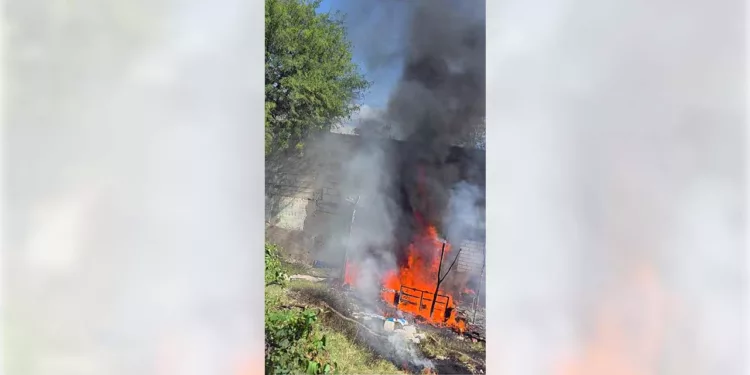 Una choza consumida por completo movilizó a elementos de Bomberos