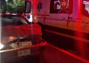 Aparatoso choque en Huajuapan dejó a un hombre y una mujer de 21 años con múltiples heridas en el rostro y cabeza.