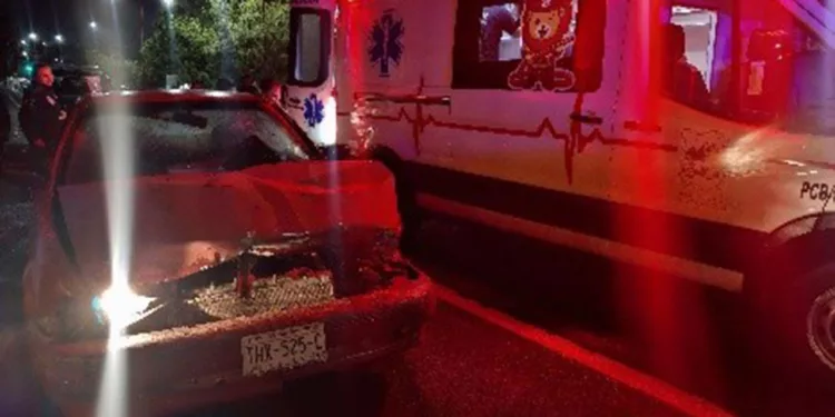 Aparatoso choque en Huajuapan dejó a un hombre y una mujer de 21 años con múltiples heridas en el rostro y cabeza.