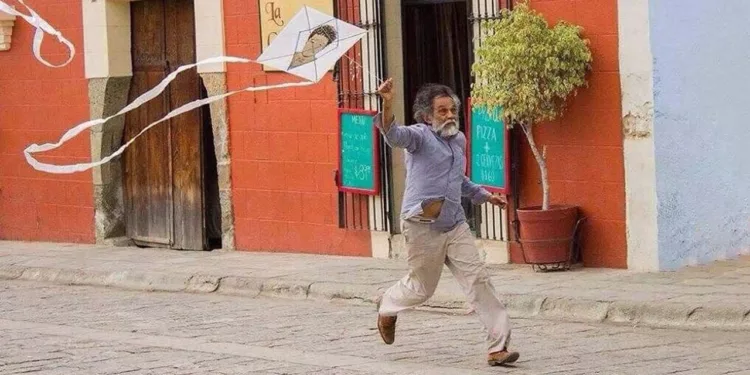 Familia del artista Francisco Toledo denuncia falsificación de firma del autor y sobre precio de papalotes