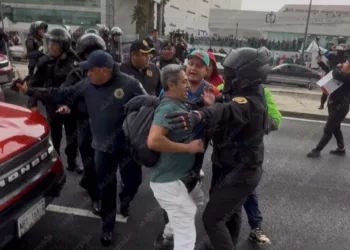 Foto: La Jornada // La policía de la Ciudad de México retiró con violencia a trabajadores del IMSS que exigen insumos, medicinas y mejores condiciones laborales.