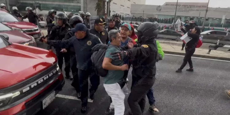 Foto: La Jornada // La policía de la Ciudad de México retiró con violencia a trabajadores del IMSS que exigen insumos, medicinas y mejores condiciones laborales.