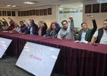 Foto: Cencos 22 // Líderes de la Sección 22 en la mesa de negociación con la burocracia estatal.
