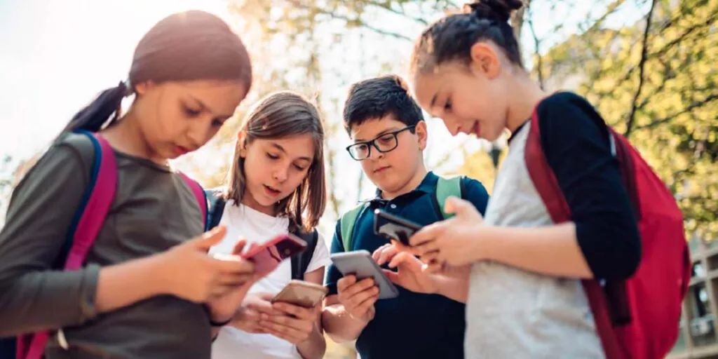 Implementarán, de manera gradual, la regulación de celulares en escuelas