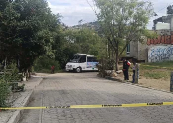Policías acordonaron la terminal de autobuses de la Manzana L, sobre la avenida Las Torres, tras confirmarse el fallecimiento del menor, de quien se desconocen sus generales.