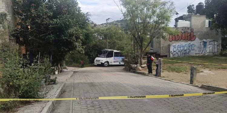Policías acordonaron la terminal de autobuses de la Manzana L, sobre la avenida Las Torres, tras confirmarse el fallecimiento del menor, de quien se desconocen sus generales.