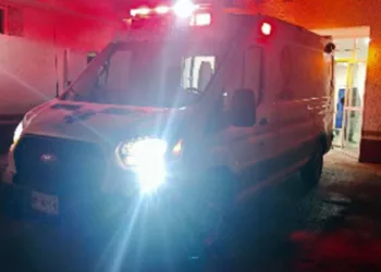 Al hospital del ISSSTE fue trasladada la conductora por paramédicos.