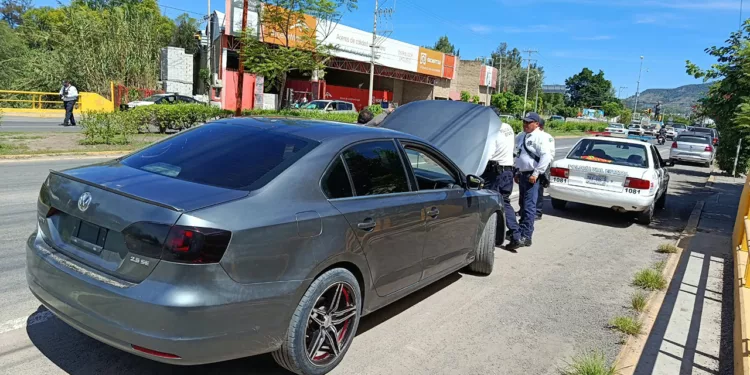 Cae sujeto en Jetta robado y recuperan moto en Oaxaca