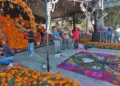 Altar del Día de Muertos colocado en la Alameda de León, en el Centro Histórico.