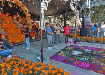 Altar del Día de Muertos colocado en la Alameda de León, en el Centro Histórico.