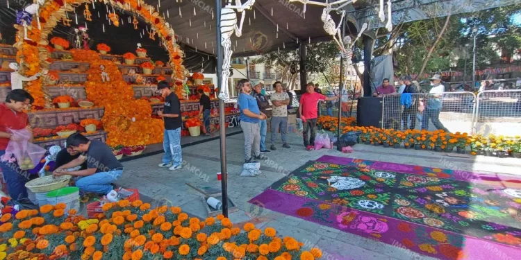 Altar del Día de Muertos colocado en la Alameda de León, en el Centro Histórico.