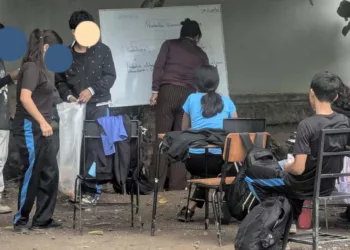 Alumnos de la Telesecundaria Buenavista toman clases en espacios improvisados.