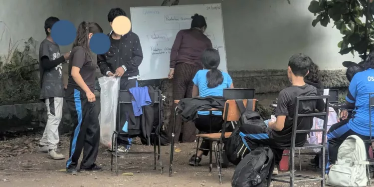 Alumnos de la Telesecundaria Buenavista toman clases en espacios improvisados.