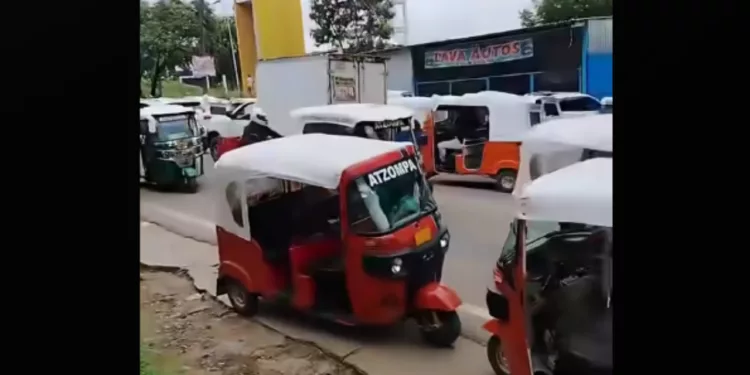 VIDEO | De un choque a los disparos: tensión entre mototaxistas paraliza por momentos la carretera a Atzompa