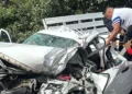 Automovilistas auxiliaron al chofer a salir de la camioneta Nissan NP300, la cual terminó con el frente destrozado.