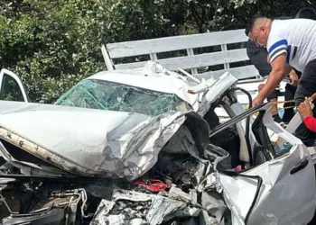 Automovilistas auxiliaron al chofer a salir de la camioneta Nissan NP300, la cual terminó con el frente destrozado.