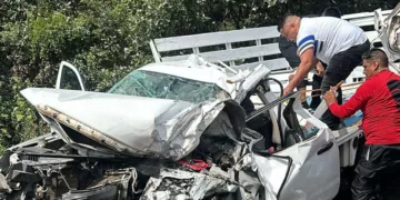 Automovilistas auxiliaron al chofer a salir de la camioneta Nissan NP300, la cual terminó con el frente destrozado.