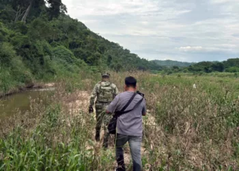 Autoridades desplegaron un operativo en el paraje Río de la Arena, en La Cruz de Itacuán, para rescatar el cadáver en descomposición.