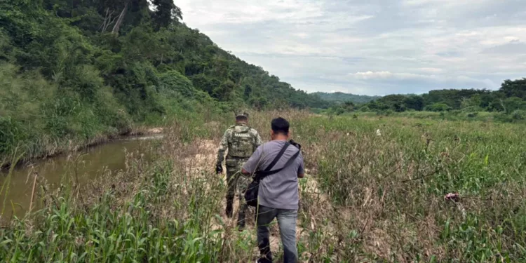 Autoridades desplegaron un operativo en el paraje Río de la Arena, en La Cruz de Itacuán, para rescatar el cadáver en descomposición.
