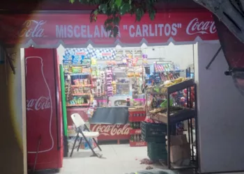 Autoridades ministeriales mantuvieron bajo resguardo el perímetro en el Barrio Chico tras el hallazgo de un hombre asesinado en calles de Pinotepa Nacional.