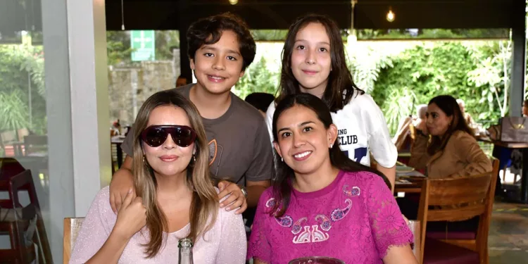 Fotos: Rubén Morales // Alfonso Tejada, Denisse Arandia, Ceci Cervantes y Valentina Cervantes posaron sonrientes para el lente de ESTILO OAXACA durante un alegre encuentro.