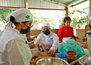 Foto: Jorge Luis Plata // Alumnos del Conalep 039, ubicado en San Antonio de la Cal, con trabajo hacen frente a las críticas superficiales de “influencers”.
