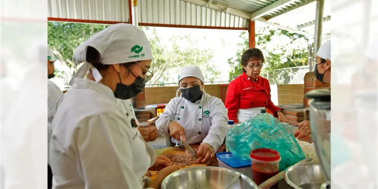 Foto: Jorge Luis Plata // Alumnos del Conalep 039, ubicado en San Antonio de la Cal, con trabajo hacen frente a las críticas superficiales de “influencers”.