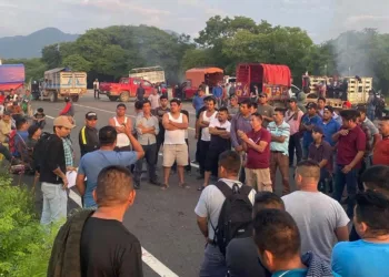 Ayer martes, por segundo día llevaron a cabo bloqueo total en la carretera federal 190, a la altura de "El Caracol".