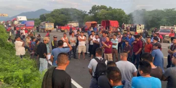 Ayer martes, por segundo día llevaron a cabo bloqueo total en la carretera federal 190, a la altura de "El Caracol".