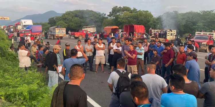 Ayer martes, por segundo día llevaron a cabo bloqueo total en la carretera federal 190, a la altura de "El Caracol".