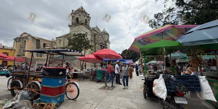 Foto: Jesús Santiago // Basura y pérdidas, el saldo tras la aparición de grupo de la Sección 22 en plantón en el zócalo.