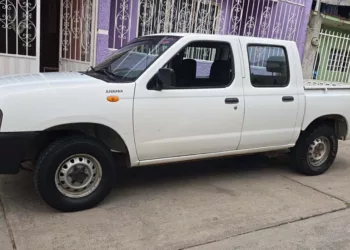 Camioneta Nissan doble cabina, modelo 2009, con placas RW-64-727 de Oaxaca.