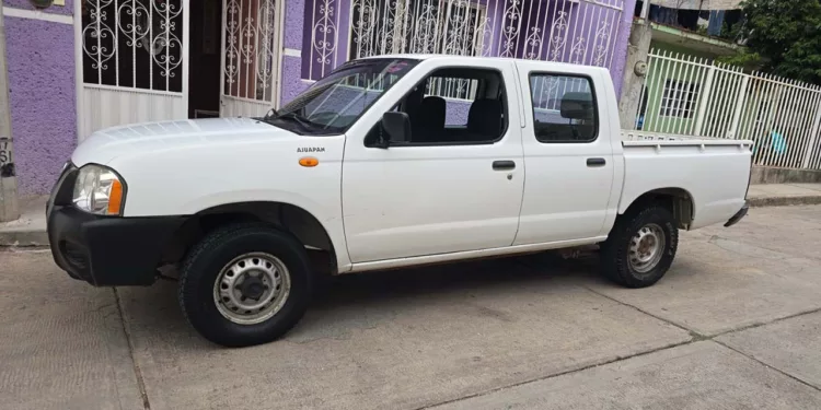 Camioneta Nissan doble cabina, modelo 2009, con placas RW-64-727 de Oaxaca.