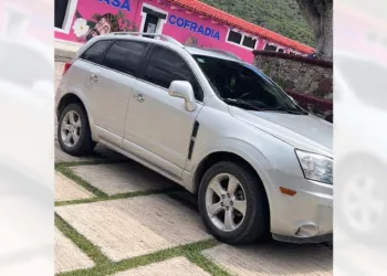 Con identidades falsas, una pareja engañó al dueño para llevarse la camioneta Chevrolet 2014 gris.