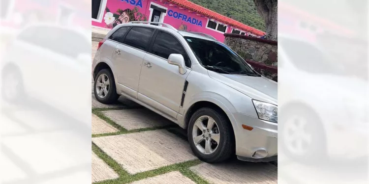 Con identidades falsas, una pareja engañó al dueño para llevarse la camioneta Chevrolet 2014 gris.