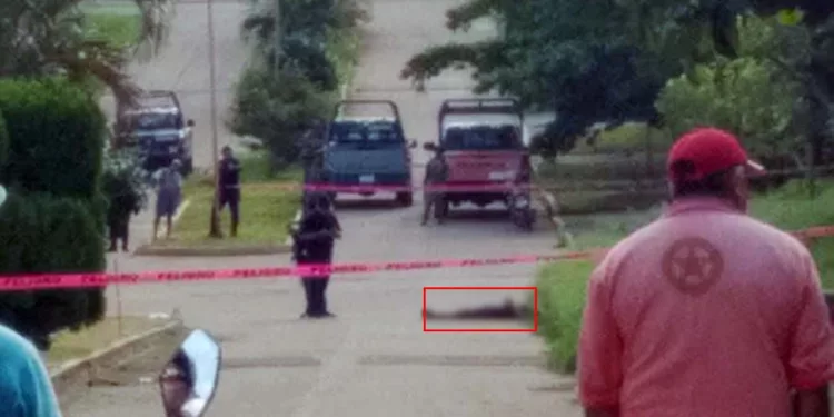 Corporaciones policiales y agentes de la Fiscalía acordonaron el sector Robles Poniente tras el hallazgo del cuerpo acribillado