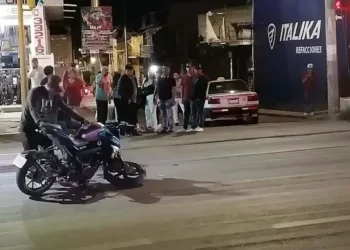 Cuantiosos daños materiales y un motociclista con diferentes lesiones fue el saldo.