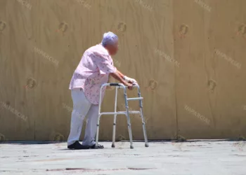 Foto: Archivo El Imparcial // Pérdida de movilidad obliga a la asistencia para la movilidad de adultos mayores.
