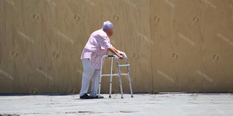 Foto: Archivo El Imparcial // Pérdida de movilidad obliga a la asistencia para la movilidad de adultos mayores.