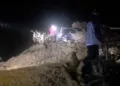 VIDEO | ¡De milagro se salvan maestros de la Sección 22! Deslave sepulta camioneta en la Sierra de Oaxaca