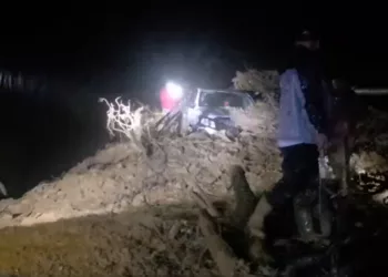 VIDEO | ¡De milagro se salvan maestros de la Sección 22! Deslave sepulta camioneta en la Sierra de Oaxaca
