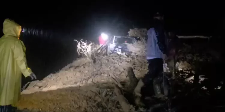 VIDEO | ¡De milagro se salvan maestros de la Sección 22! Deslave sepulta camioneta en la Sierra de Oaxaca