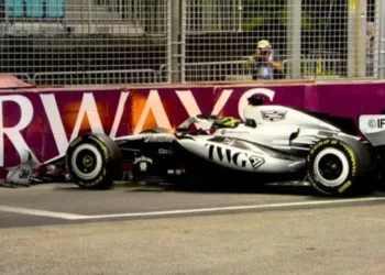 ‘Checo’ Pérez sufre choque con Cadillac y saldrá último en la Sprint de Singapur; Verstappen es líder