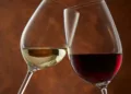 Cáncer de mama y alimentación: El alcohol influye más que los mitos de la dieta