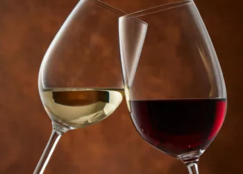 Cáncer de mama y alimentación: El alcohol influye más que los mitos de la dieta