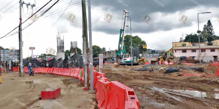 Foto: Adrián Gaytán // Según la administración, la obra del distribuidor vial de Viguera “va en tiempo”.